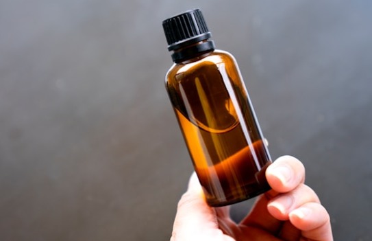 CBD olja hand